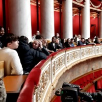 Les élèves sur les fauteuils réservés aux spectateurs dans l'hémicycle