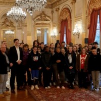 Les élèves et le député Sabatou dans la salle des fêtes du palais Bourbon