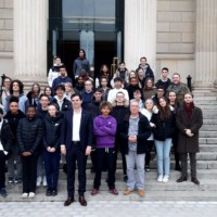 Les élèves et le député Sabatou sur les marches de l'entrée principale de l'Assemblée nationale