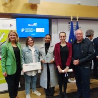 Photo de groupe lors de la remise : à gauche Florence Guillaume, déléguée interministérielle à la sécurité routière, Lauriane, Kynjah, Kélys, représentantes des élèves et Bertrand Vasseur, enseignant à la SEGPA du collège de Neuilly-en-Thelle